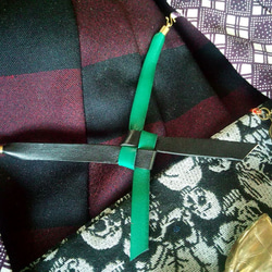 本革羽織紐　 緑+黒色　レザーを縁起の良い叶結びにし着物や浴衣の羽織に！ 1枚目の画像
