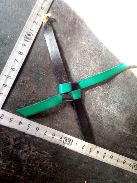 本革羽織紐　 緑+黒色　レザーを縁起の良い叶結びにし着物や浴衣の羽織に！ 2枚目の画像