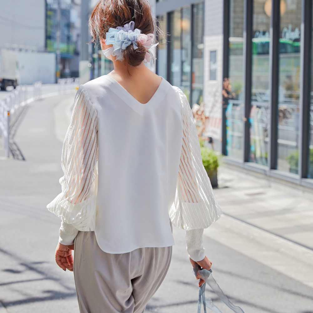 たっぷりレースのそでが印象的な後ろ姿美人ブラウス（ホワイト）