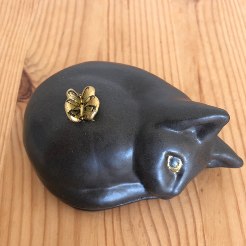 陶器の黒猫と金色の蝶の蓋もの 立体・オブジェ シャシャミミ 通販