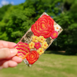 再販　レッドフラワーブーケ　赤い大きなお花のパッチンピン　インド刺繍　ヘアアクセサリー　大きめ　幅広　夜会巻き　二次会 1枚目の画像