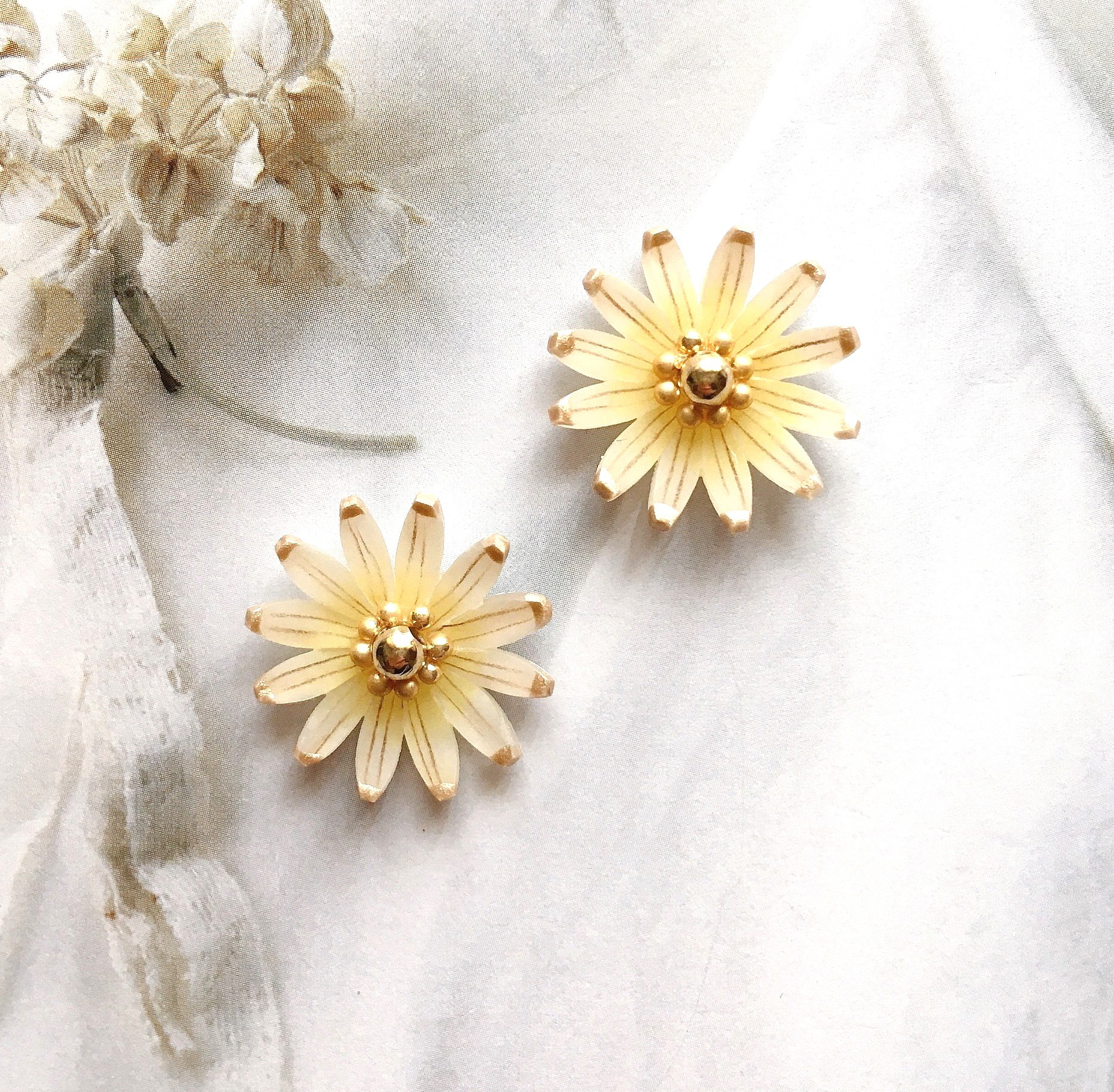 マーガレットピアス　片耳　花芯黄&花びら白 マーガレットピアス 片耳 花芯黄&花びら白