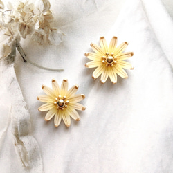 マーガレットピアス　片耳　花芯黄&花びら白 マーガレットピアス片耳花芯黄&花びら白