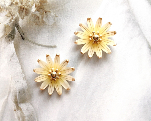 マーガレット ピアス・イヤリング＊イエロー ピアス（スタッド・一粒