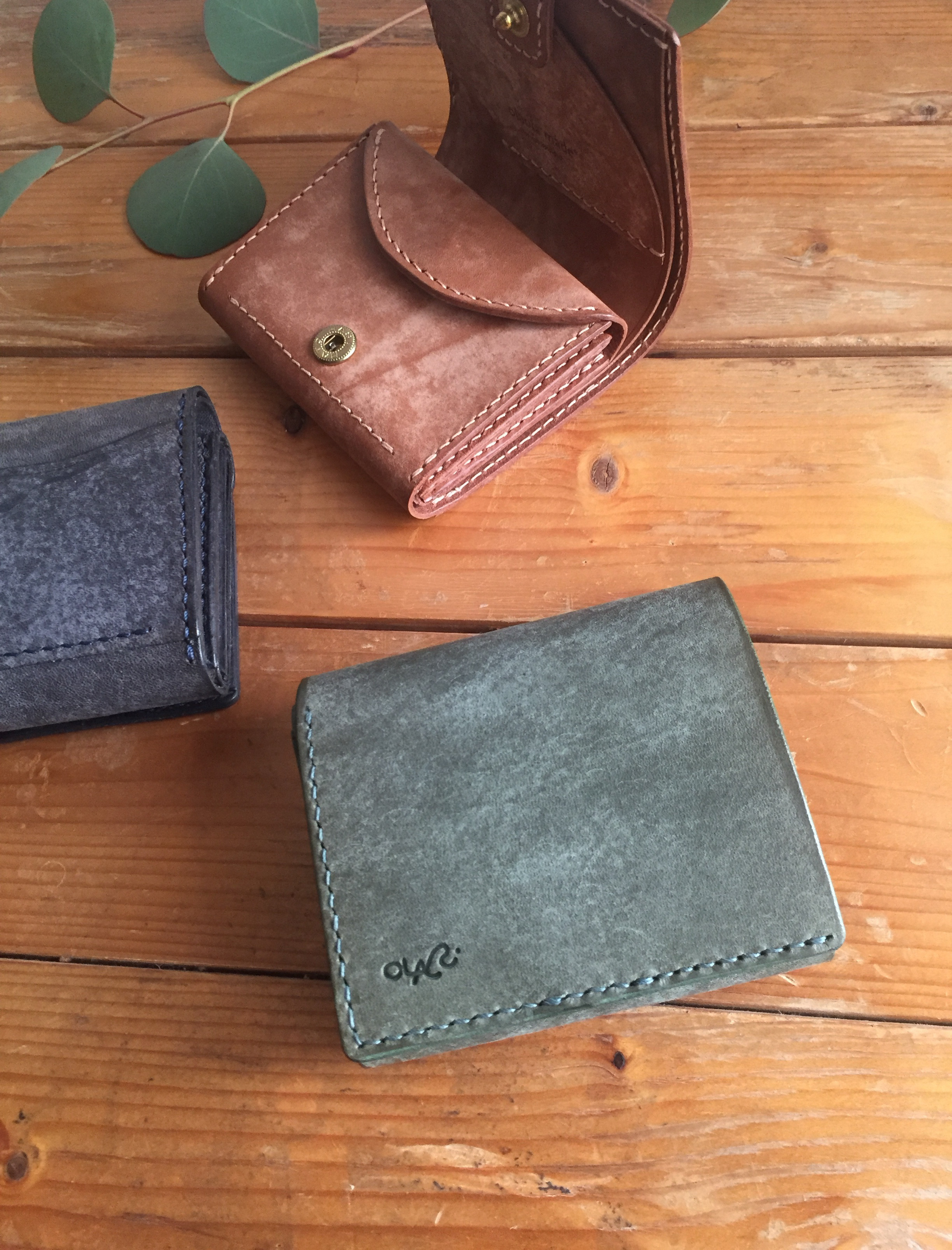 【受注製作品】小さくてもちゃんと入る 二つ折りお財布［ola］イタリアレザー   ユーカリ