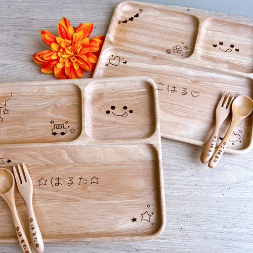 出産祝い 名前入りスクエア型仕切りプレート＆スプーンフォークセット