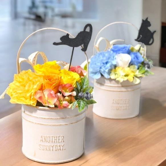 ★送料無料 花と猫【イエロー&ブルー】プリザーブドフラワー 猫 花 ペット 猫好き 誕生日 お供え カーネーション 1枚目の画像