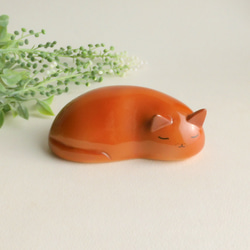 眠り猫（薄茶）★台付き  sleeping cat / wood animal 1枚目の画像