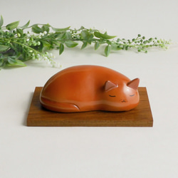 眠り猫（薄茶）★台付き  sleeping cat / wood animal 2枚目の画像