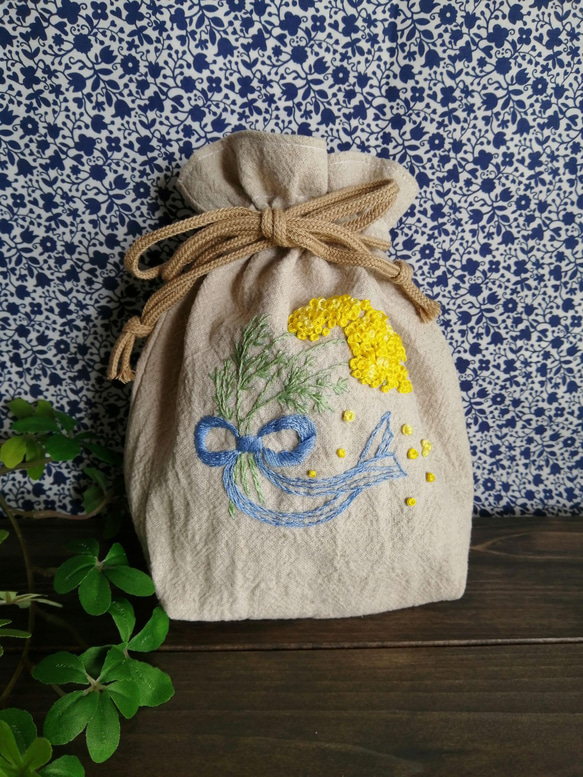 ミモザ刺繍のきんちゃく袋 2枚目の画像