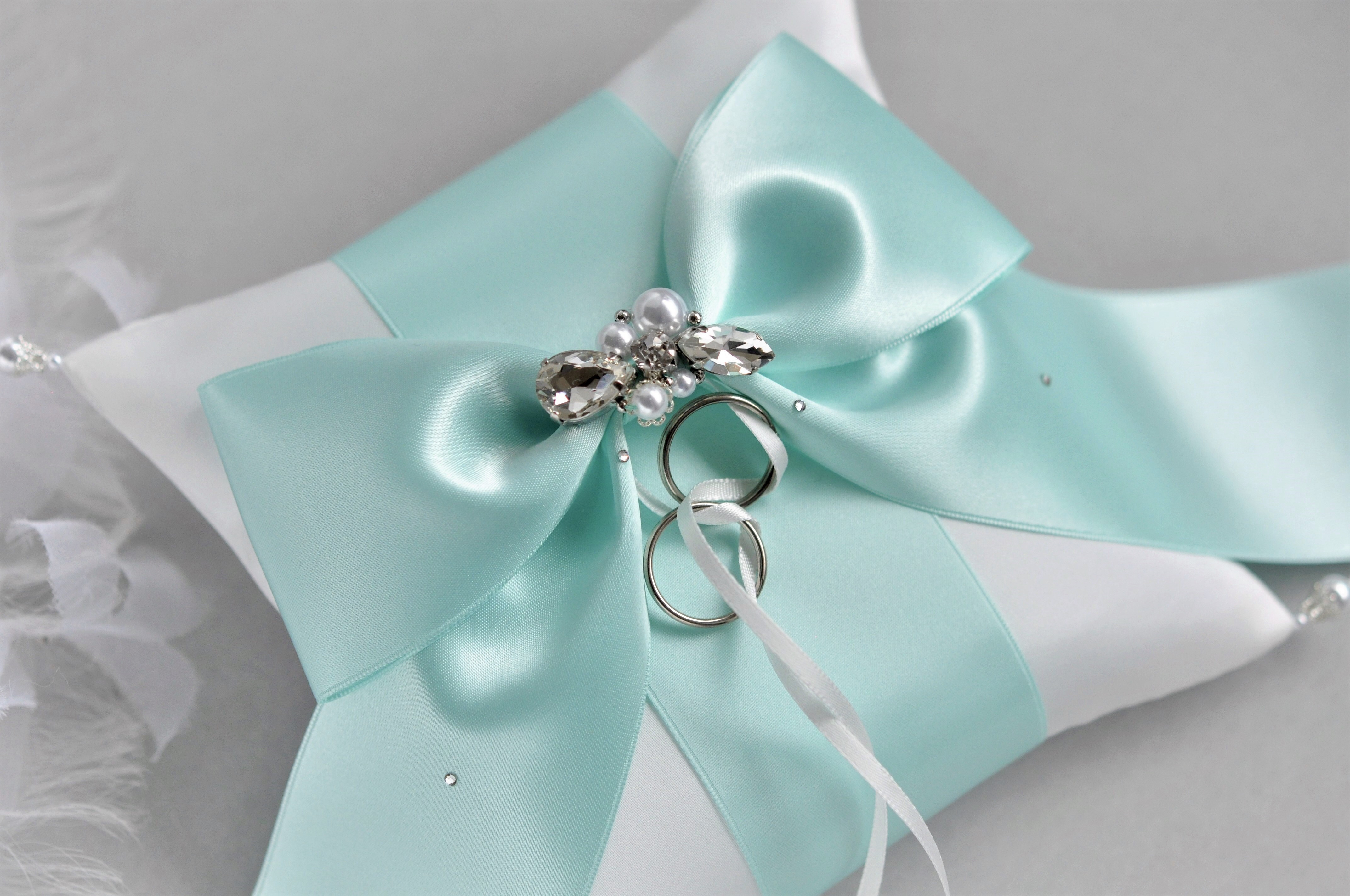 【再販】ミントグリーンリボン　ブライダルサテン　ビジュー付リングピロー