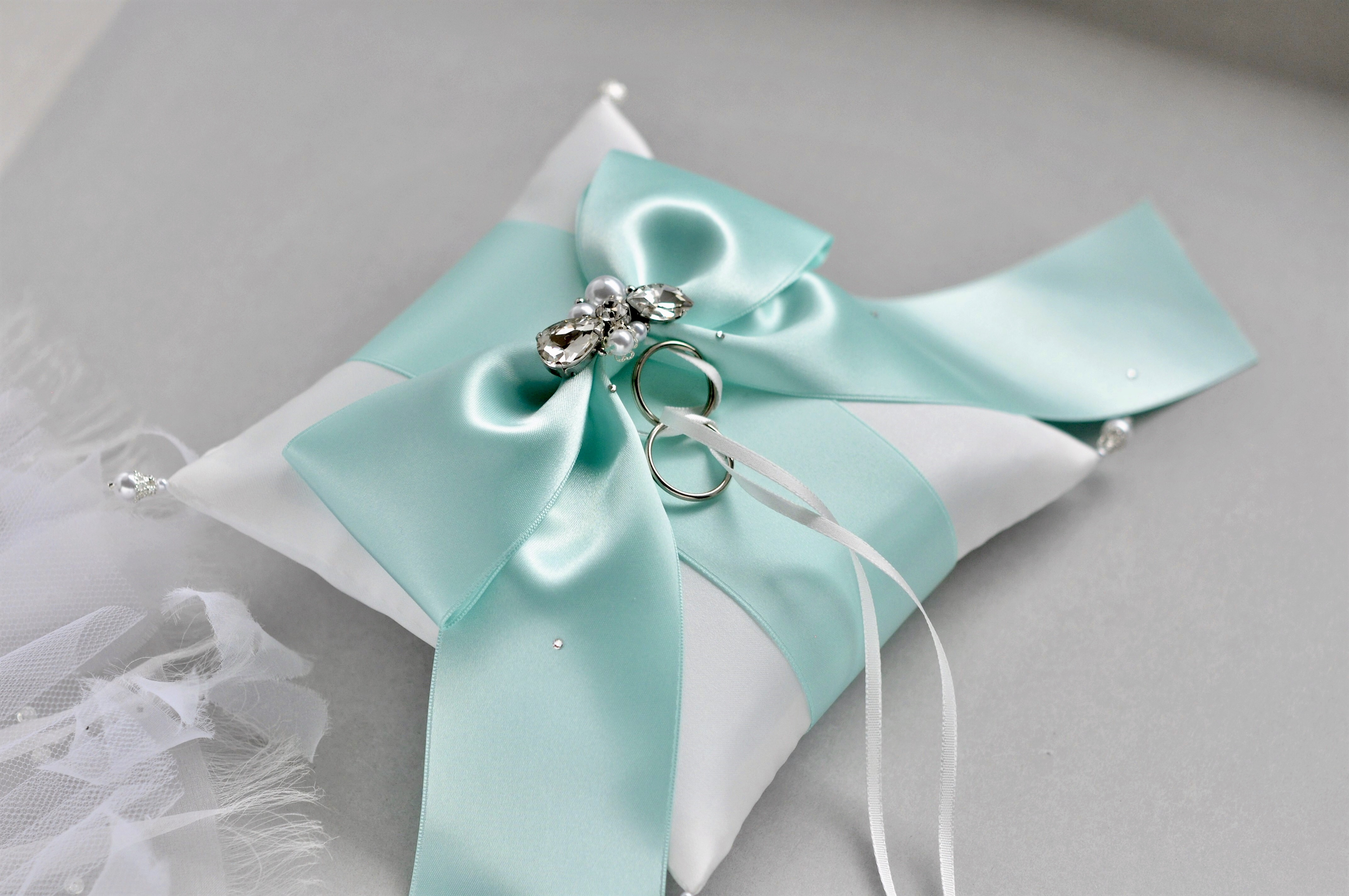 【再販】ミントグリーンリボン　ブライダルサテン　ビジュー付リングピロー