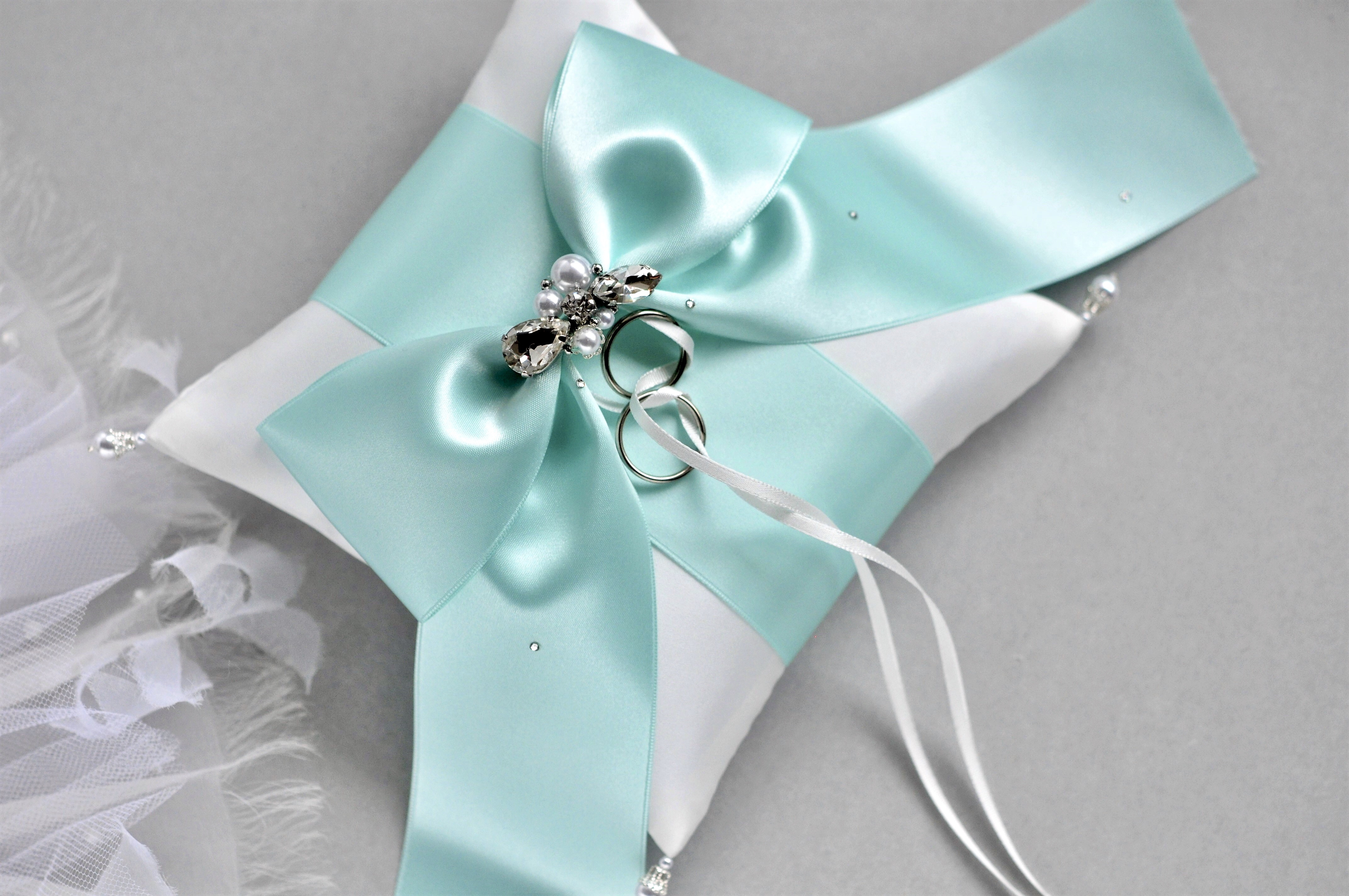【再販】ミントグリーンリボン　ブライダルサテン　ビジュー付リングピロー