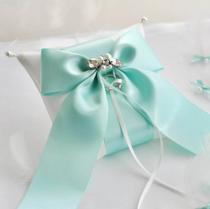 【再販】ミントグリーンリボン　ブライダルサテン　ビジュー付リングピロー