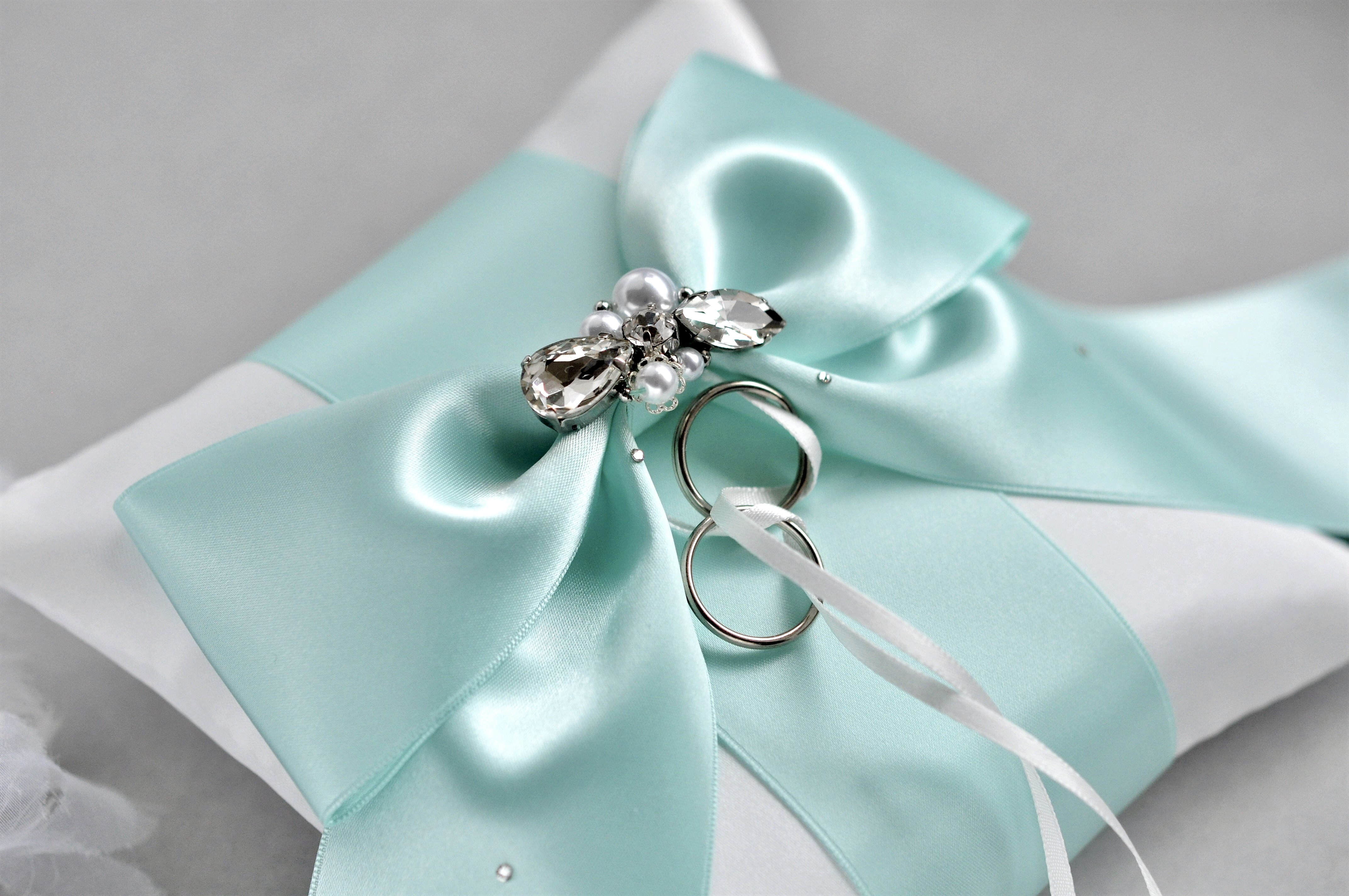 【再販】ミントグリーンリボン　ブライダルサテン　ビジュー付リングピロー