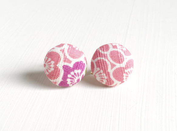 まるいイヤリング「さくら」くるみボタンのアクセサリー 丸 桜 春 和風 レトロ かわいい 1枚目の画像