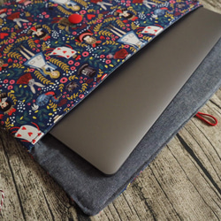 イギリス製 ネイビー 不思議の国のアリス ラップトップバッグ スイッチ kindle ipad macbook タブレットケース 4枚目の画像