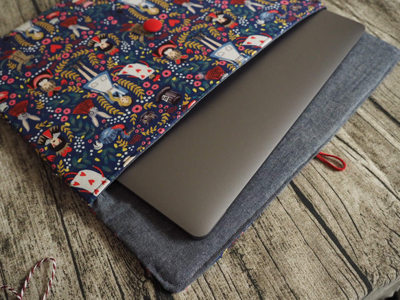 イギリス製 ネイビー 不思議の国のアリス ラップトップバッグ スイッチ kindle ipad macbook タブレットケース 4枚目の画像