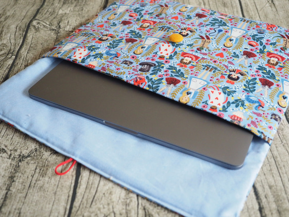 イギリス製 ピンクとブルー 不思議の国のアリス ラップトップバッグ スイッチ ipad タブレット 保護カバー 収納バッグ 3枚目の画像