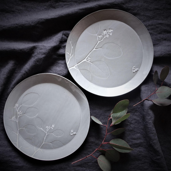 生植物皿 ラウンド23・ユーカリ　大皿 デザート皿 ワンプレート 植物 陶器 陶磁器　ギフト　洋食器 1枚目の画像