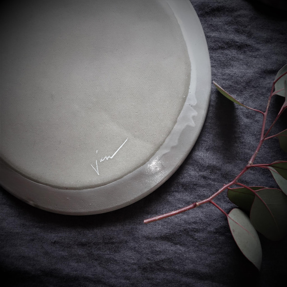 生植物皿 ラウンド23・ユーカリ　大皿 デザート皿 ワンプレート 植物 陶器 陶磁器　ギフト　洋食器 6枚目の画像