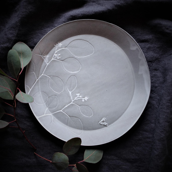 生植物皿 ラウンド23・ユーカリ　大皿 デザート皿 ワンプレート 植物 陶器 陶磁器　ギフト　洋食器 2枚目の画像
