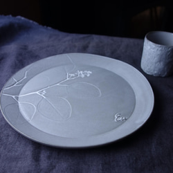 生植物皿 ラウンド23・ユーカリ　大皿 デザート皿 ワンプレート 植物 陶器 陶磁器　ギフト　洋食器 4枚目の画像