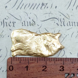 BEHOLD− おすわり 猫 カン無し 1個 長毛種 L 真鍮製 ネコ アメリカ製 スタンピング ヴィンテージ風 4枚目の画像