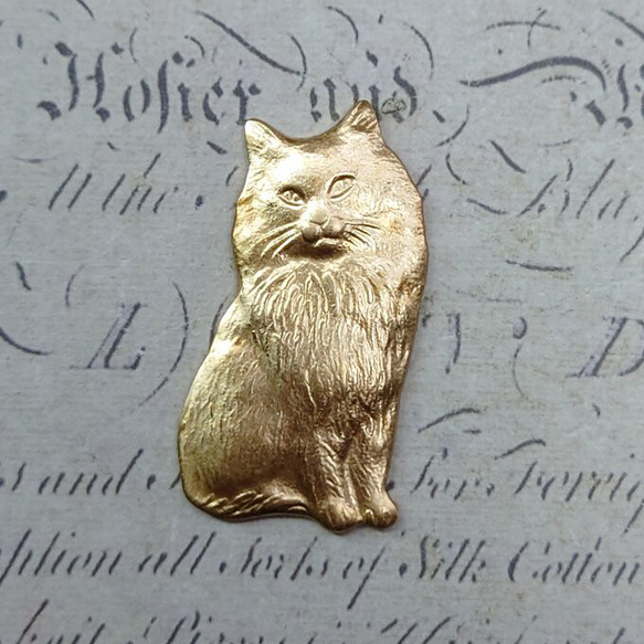 BEHOLD− おすわり 猫 カン無し 1個 長毛種 L 真鍮製 ネコ アメリカ製 スタンピング ヴィンテージ風 1枚目の画像
