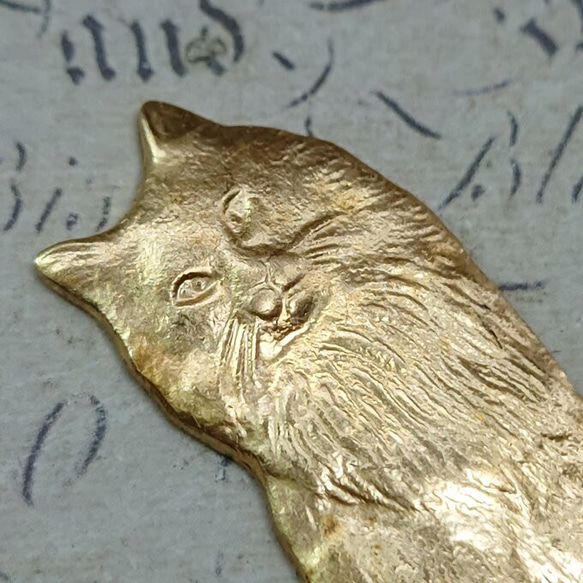 BEHOLD− おすわり 猫 カン無し 1個 長毛種 L 真鍮製 ネコ アメリカ製 スタンピング ヴィンテージ風 2枚目の画像