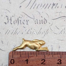 BEHOLD− 兎 カン無し 2個 真鍮製 ウサギ アメリカ製 スタンピング ヴィンテージ風 4枚目の画像