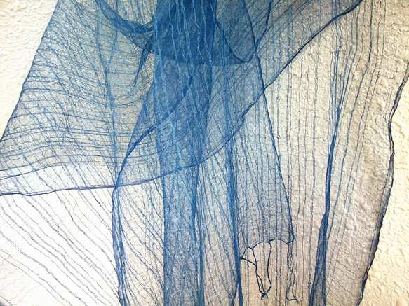 草木染シルクストール (薄手のタテ縞　藍染め） 5枚目の画像