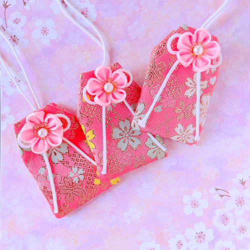 花吹雪｜桜のお守り袋（手縫い・つまみ細工／元巫女が仕立てる