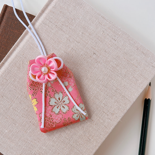 花吹雪｜桜のお守り袋（手縫い・つまみ細工／元巫女が仕立てる