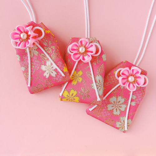 花吹雪｜桜のお守り袋（手縫い・つまみ細工／元巫女が仕立てる