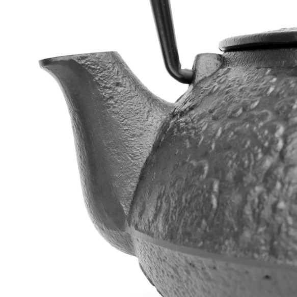 南部鉄器 鉄瓶兼用急須 5型桜0.65L 茶漉し付 黒焼付仕上 日本製 ガス対応 8枚目の画像
