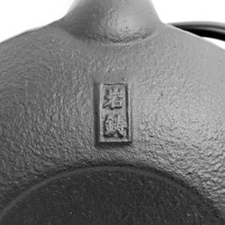 南部鉄器 鉄瓶兼用急須 5型桜0.65L 茶漉し付 黒焼付仕上 日本製 ガス対応 6枚目の画像