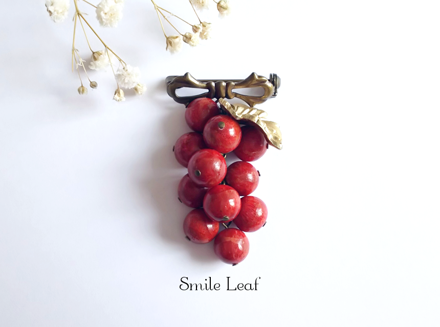 赤珊瑚の葡萄ブローチ