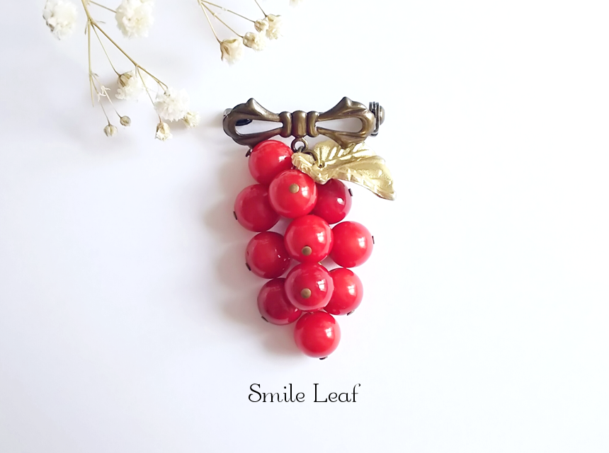 赤珊瑚の葡萄ブローチ