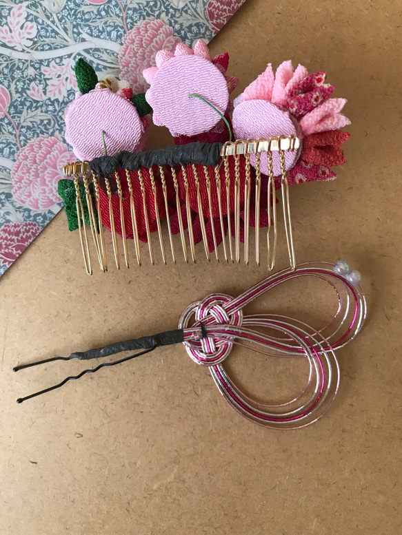 つまみ細工のコームの髪飾り　菊紅と桜と小花3種と水引きUピンのセット 4枚目の画像