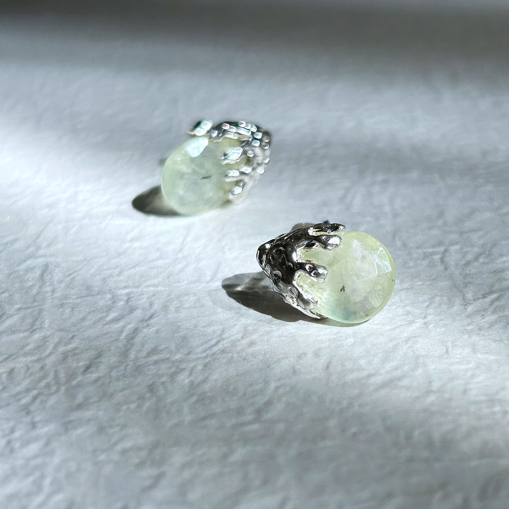 ライトグリーンの蕾ピアス【gem bud pierce＜Prehnite＞】