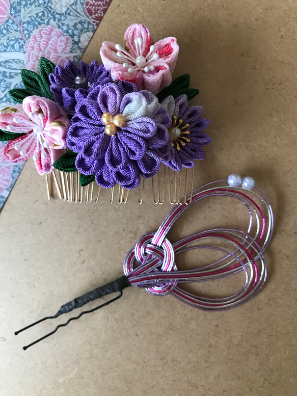 つまみ細工のコームの髪飾り　菊紫色と桜と小菊２種とUピンの水引のセット 3枚目の画像