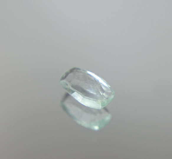 フォスフォフィライト   0.59ct  ⭐2068 天然石 宝石 ルース 1枚目の画像