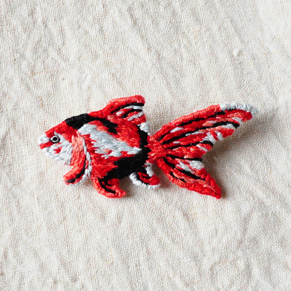 手刺繍ブローチ｜金魚(コメット・赤＆黒)