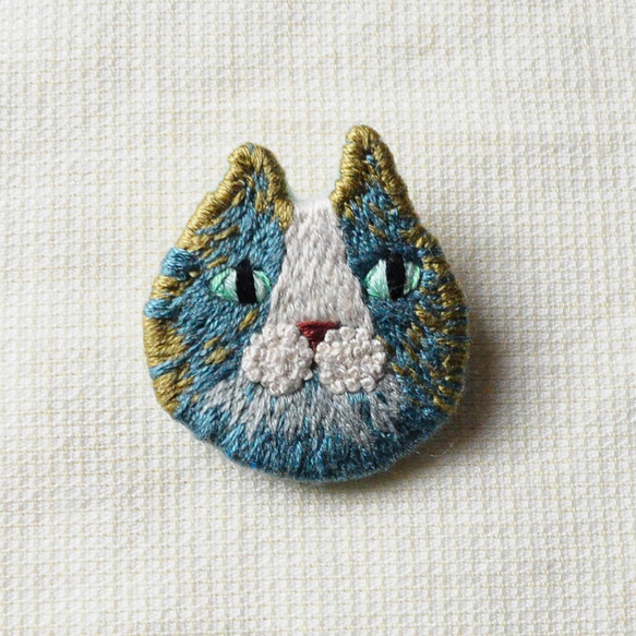 手刺繍ブローチ｜富士猫(青・大) 1枚目の画像