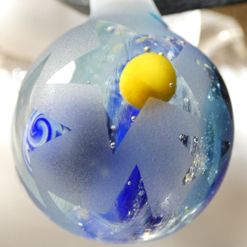 地球とオレンジ月、星形砂打ち（トンボ玉、ガラス、一点物） とんぼ玉