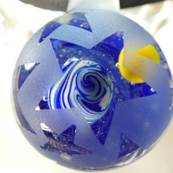 地球とオレンジ月、星形砂打ち（トンボ玉、ガラス、一点物） 4枚目の画像