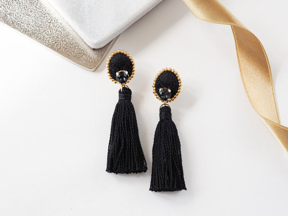 petite jewelry ～ black ～ 刺繍 ピアス / イヤリング 1枚目の画像