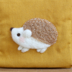 羊毛フェルト刺繍のキューブポーチ（ハリネズミさん・マスタード）【受注生産】 2枚目の画像