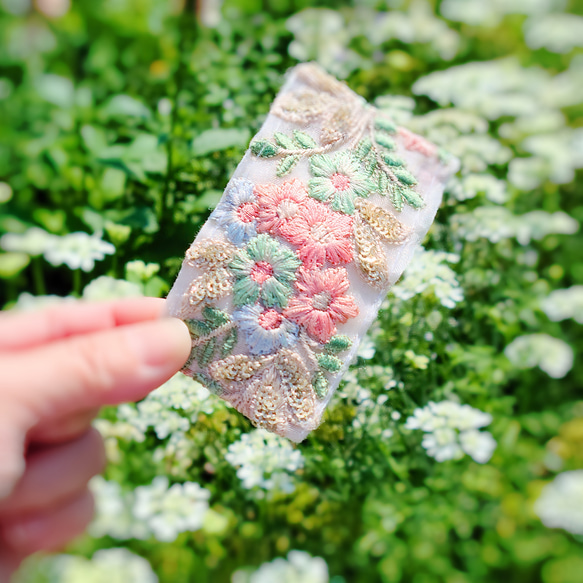 再販　お花の刺繍が美しいパッチン　インド刺繍　リボン　白　ホワイト　簡単ヘアアレンジ　ヘアピン　ヘアアクセサリー 2枚目の画像